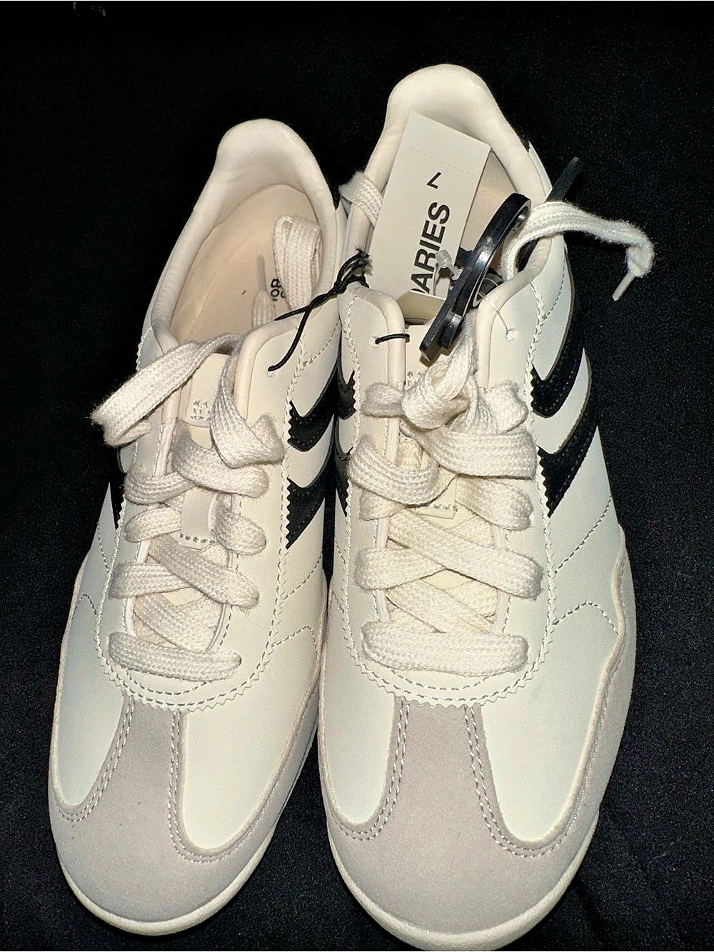 Nike White & Black Sneakers Like New